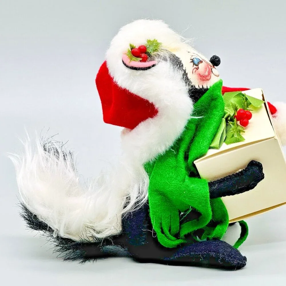 Annalee Santa Skunk Merry Christmas Present 1992 Made in‎ USA 7 inch
